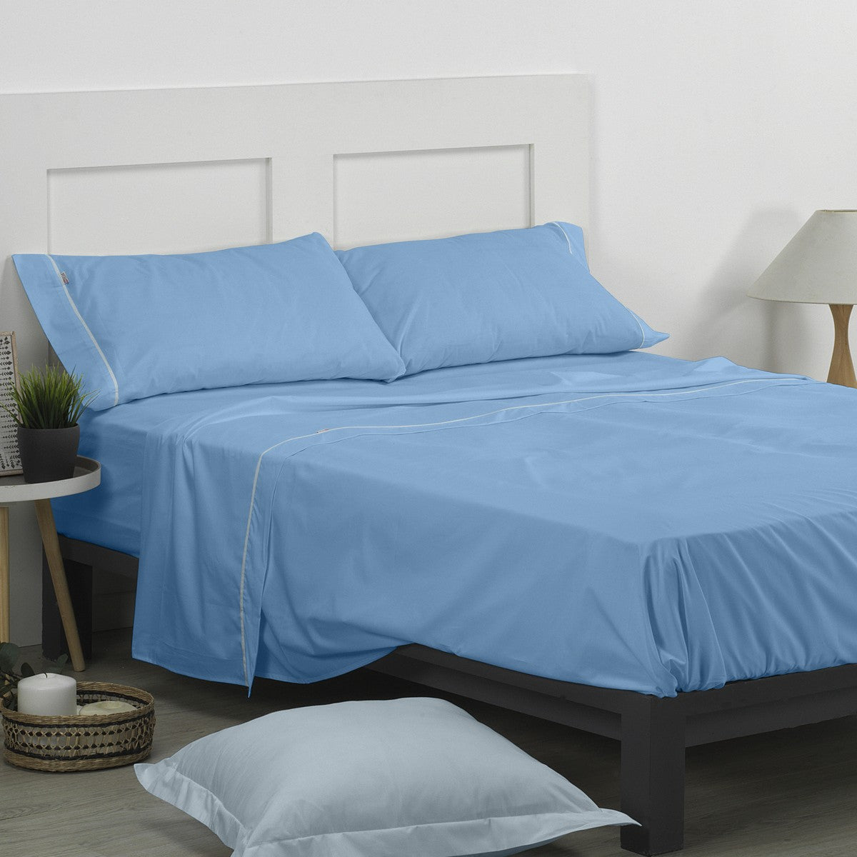 Juego de sábanas liso azul claro escena de cama
