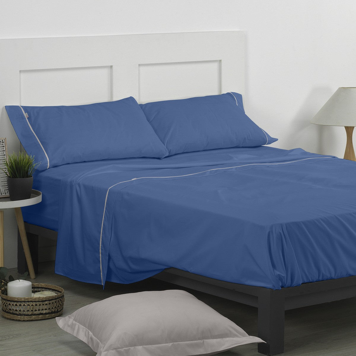Juego de sábanas liso azulón escena de cama