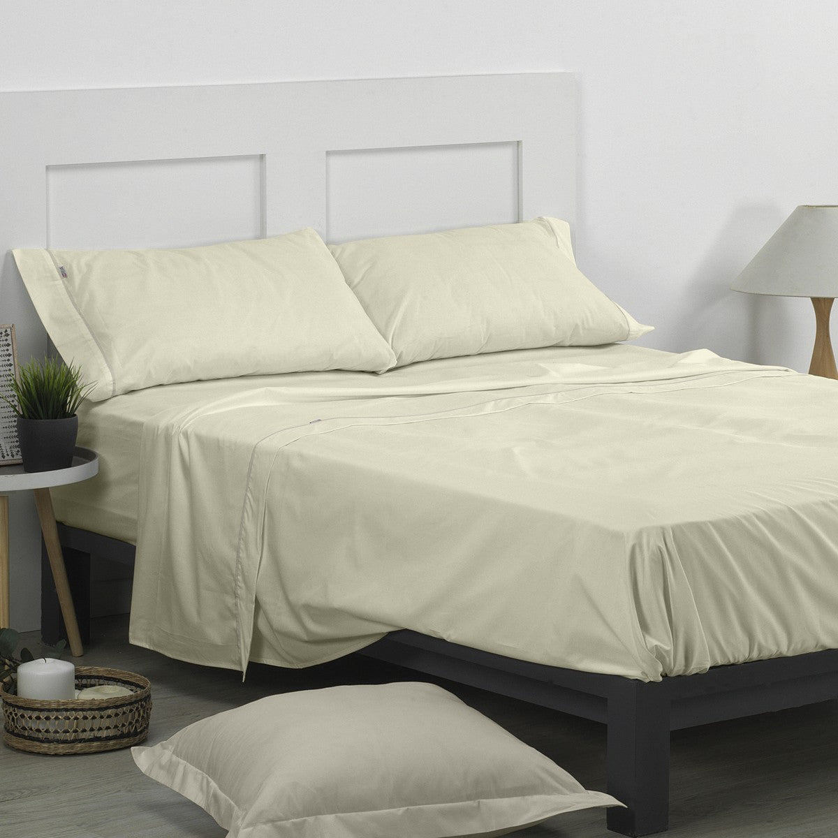 Juego de sábanas liso crema escena de cama