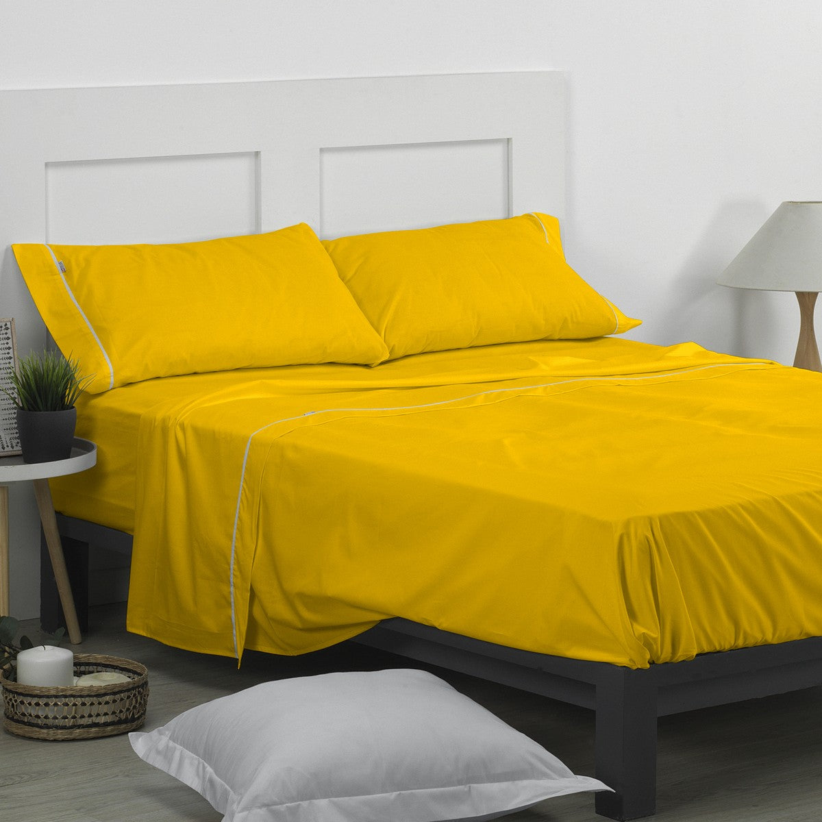 Juego de sábanas liso mostaza escena de cama
