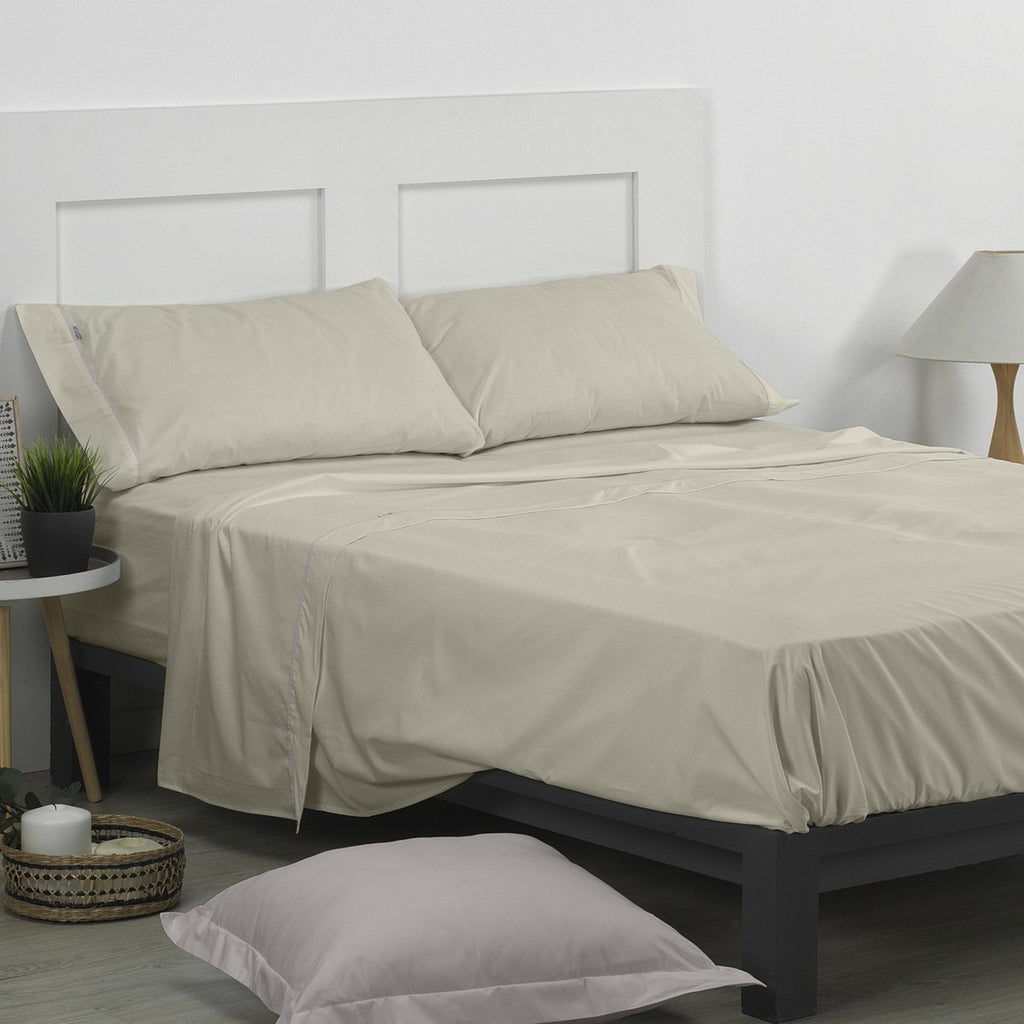 Juego de sábanas liso piedra escena de cama