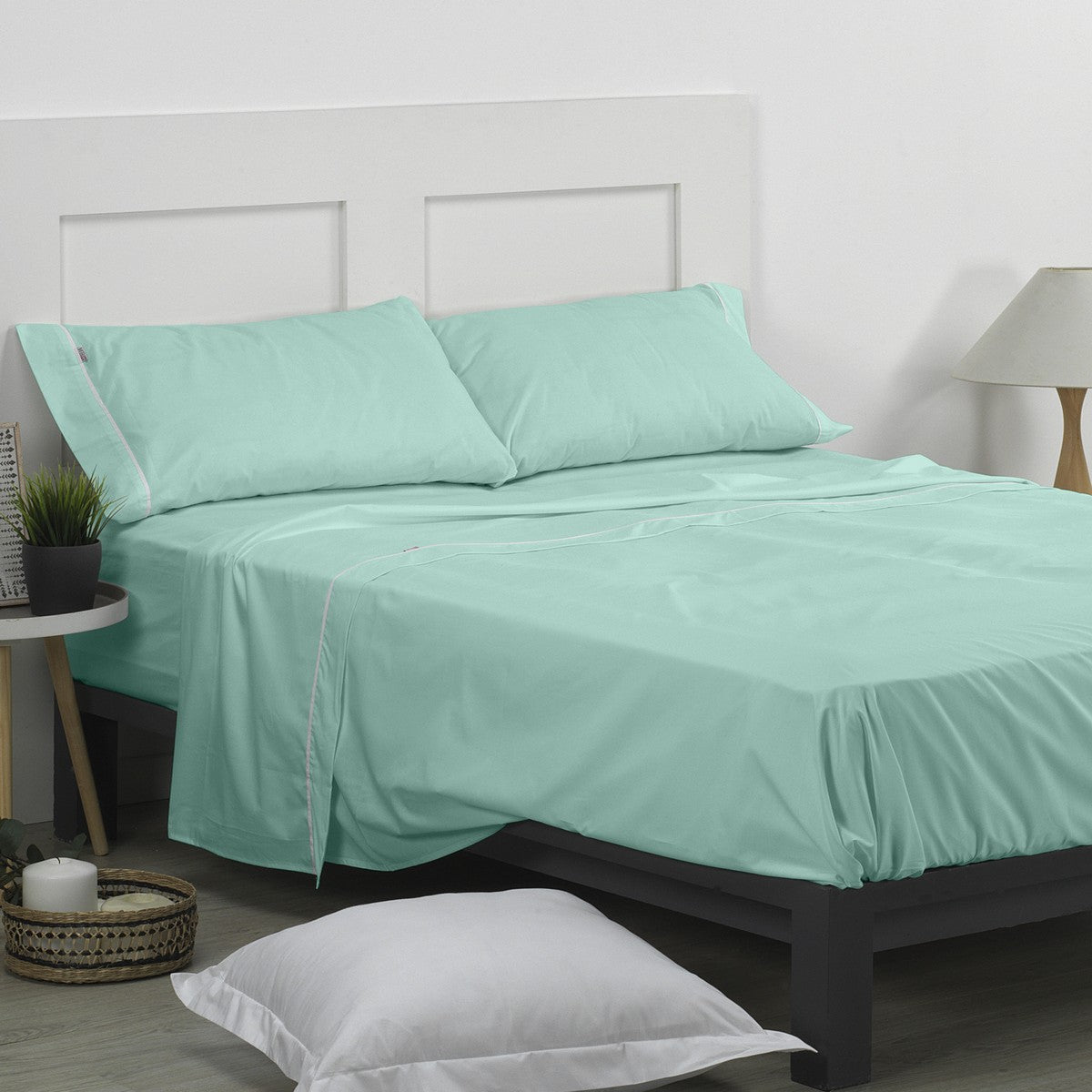 Juego de sábanas liso aqua escena de cama