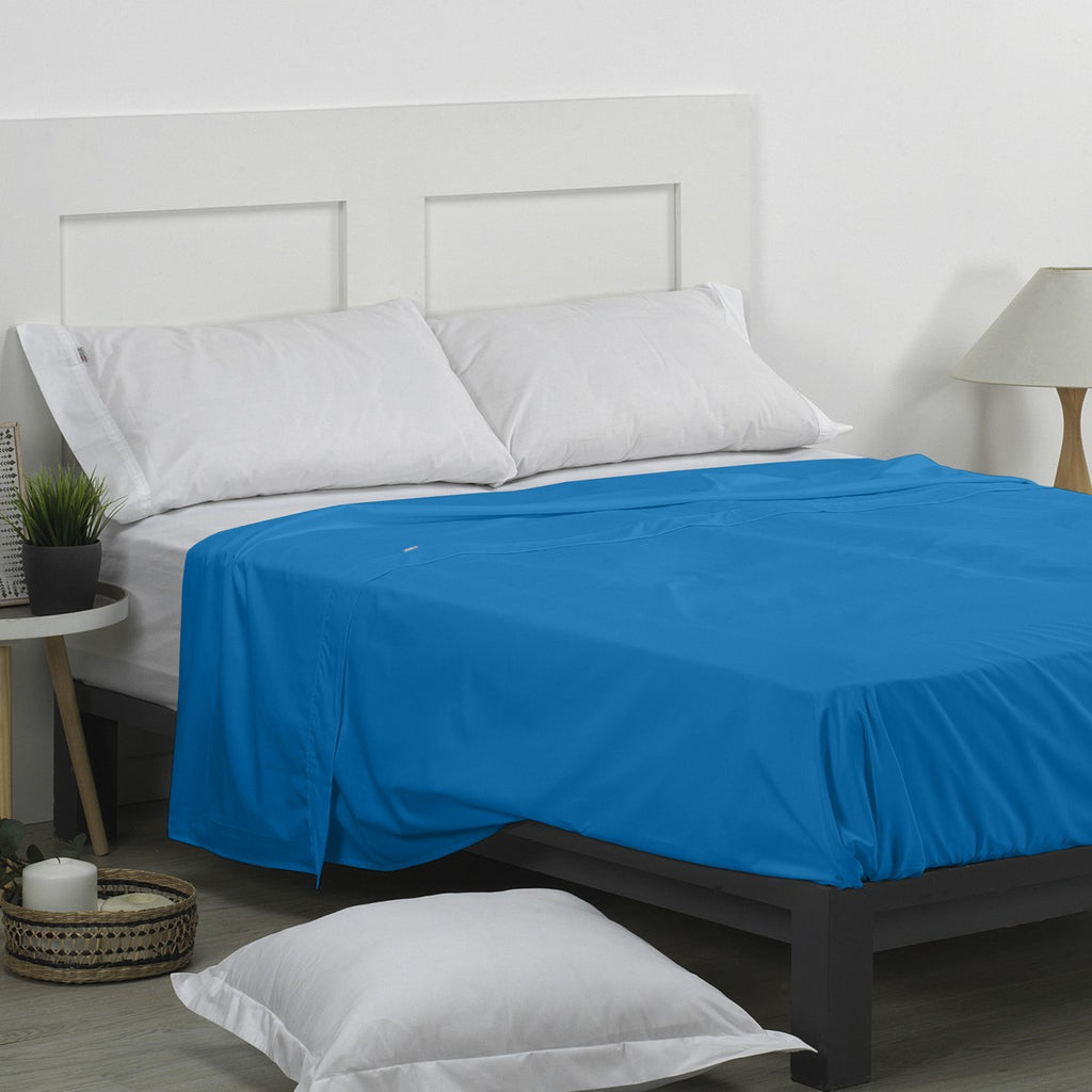 Sábana encimera 50/50 azul cendre escena de cama