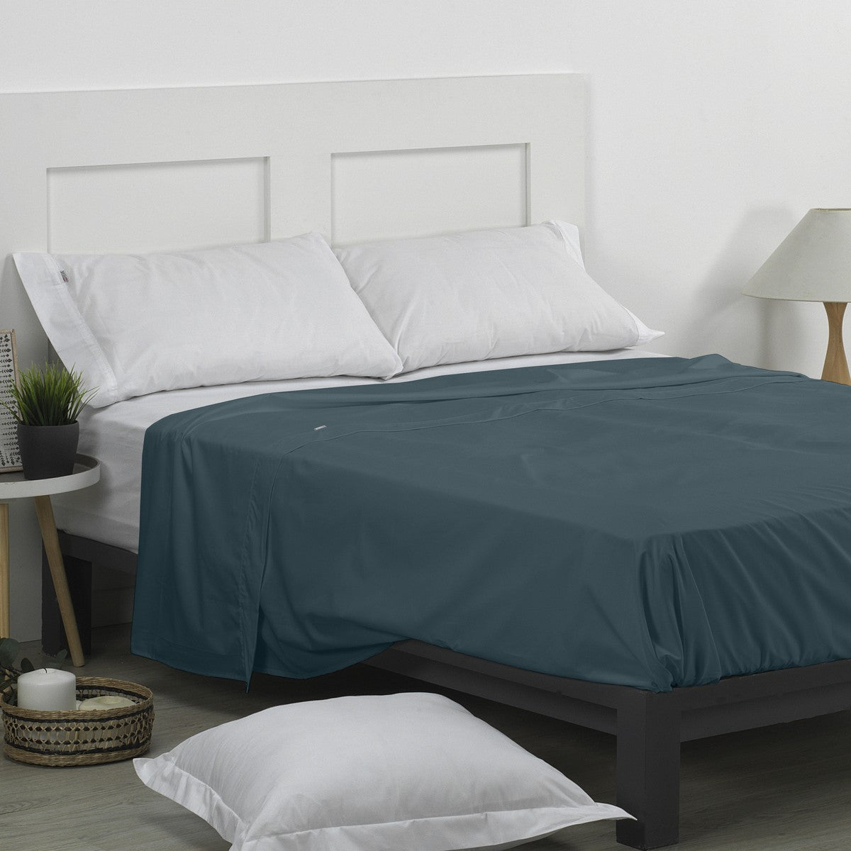 Sábana encimera 50/50 gris escena de cama