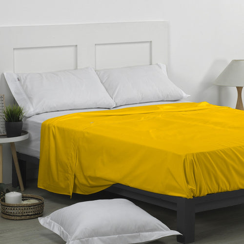 Sábana encimera 50/50 mostaza escena de cama