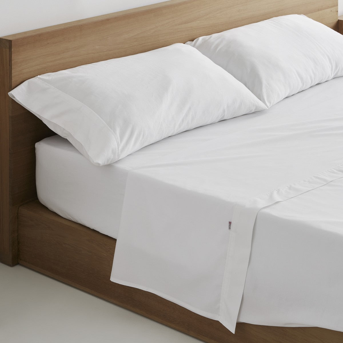 Sábana encimera algodón blanco escena de cama