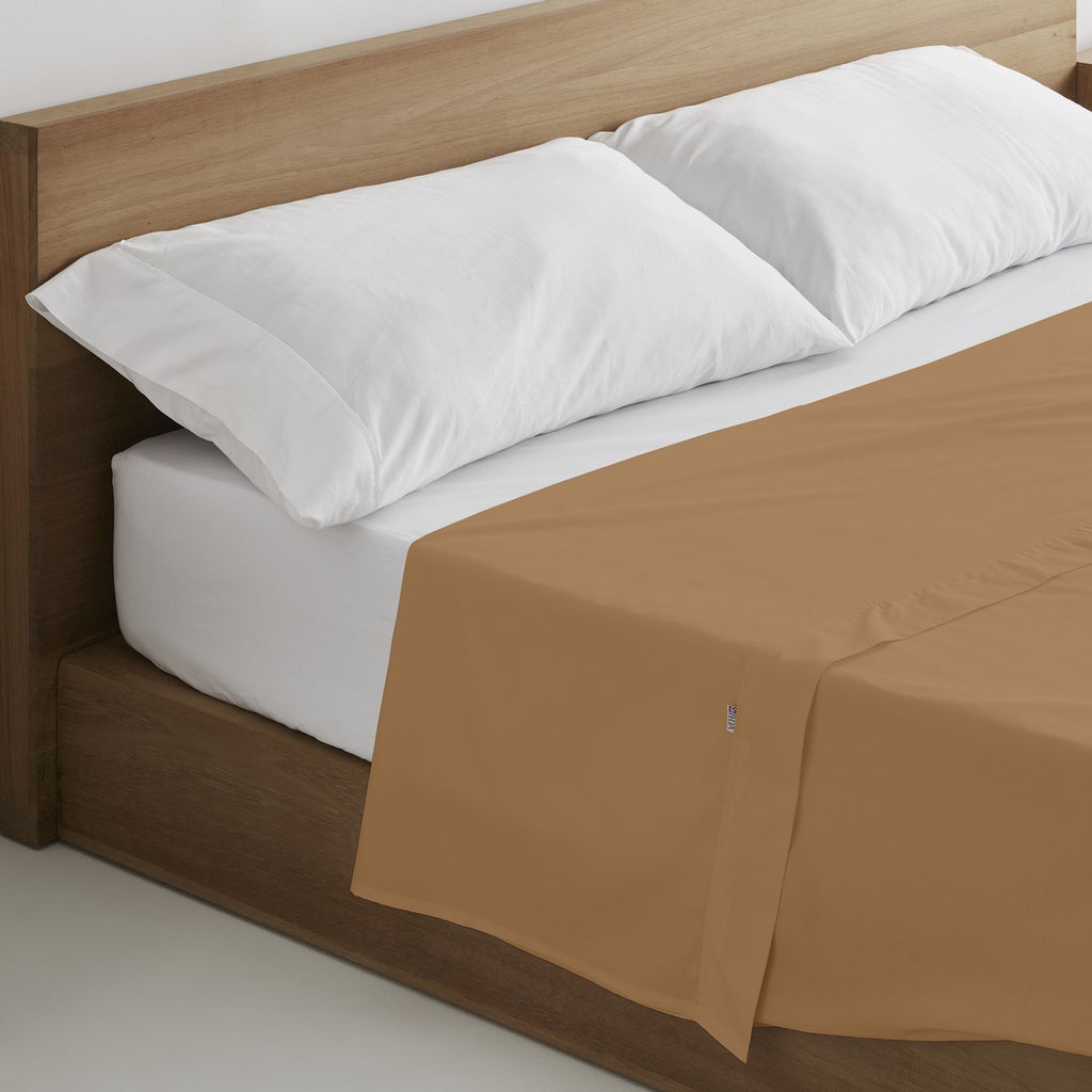 Sábana encimera algodón marrón escena de cama
