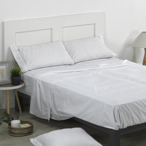 Sábana encimera percal blanco escena de cama