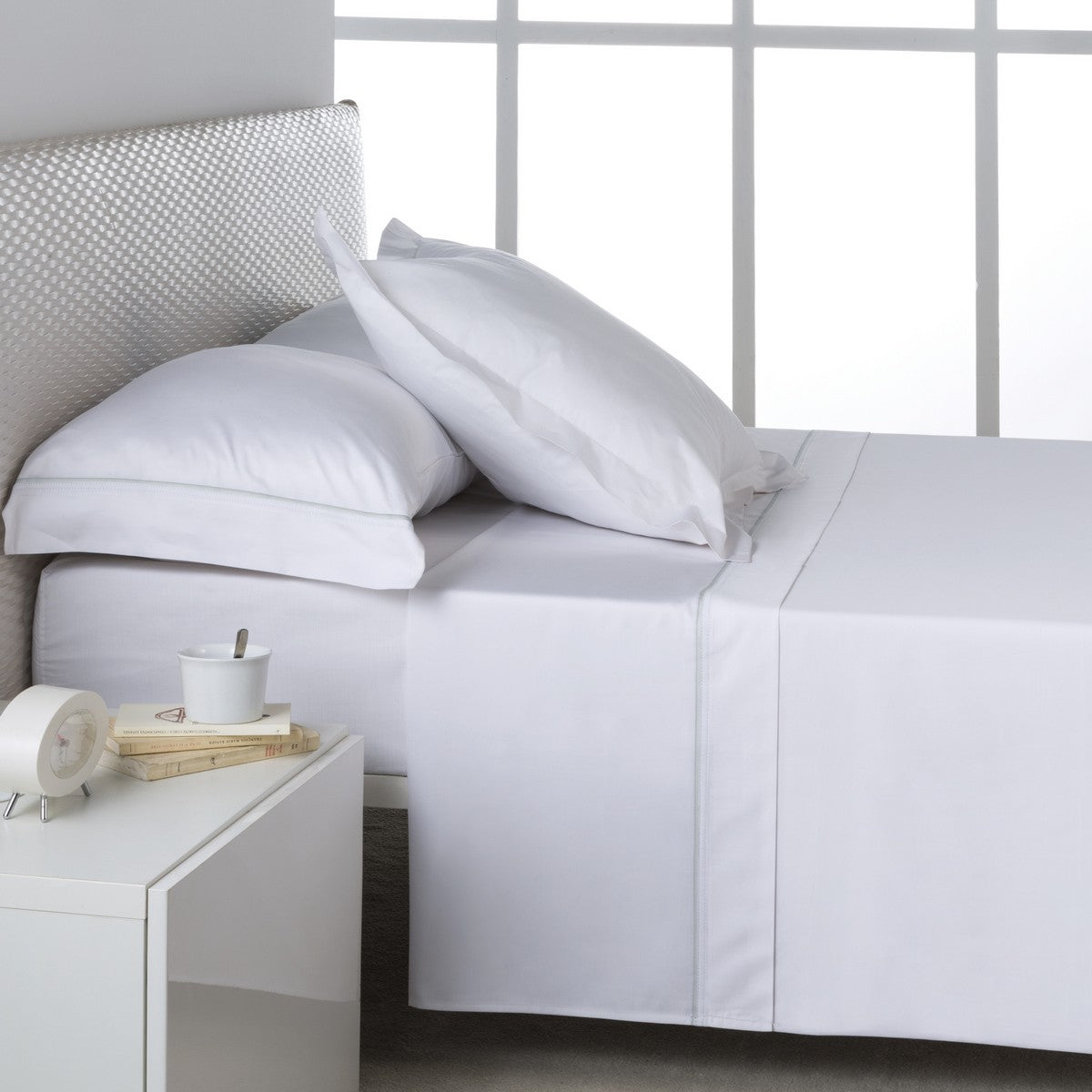 Sábana encimera satén blanco escena de cama