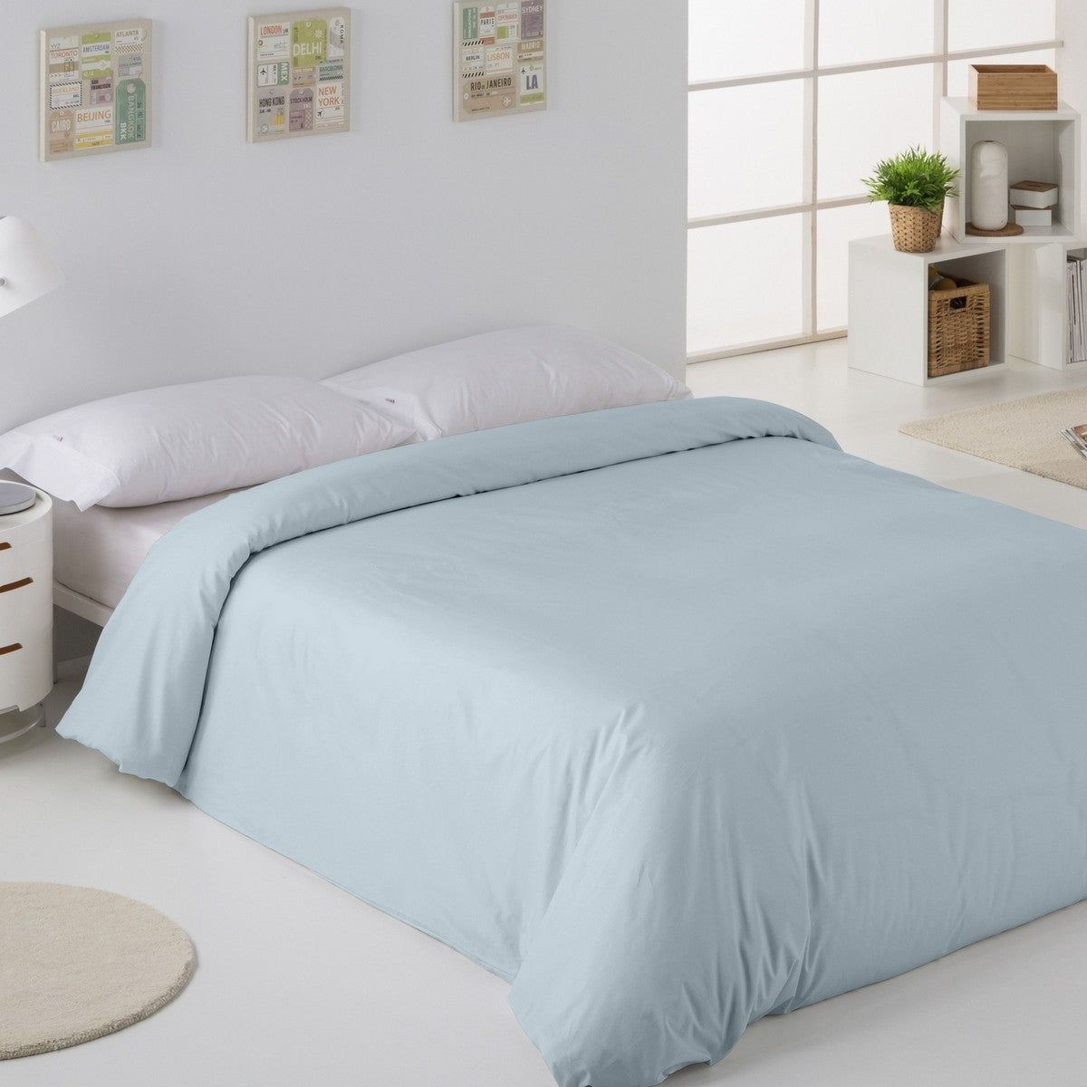 Funda nórdica lisa 50-50 azul celeste escena de cama