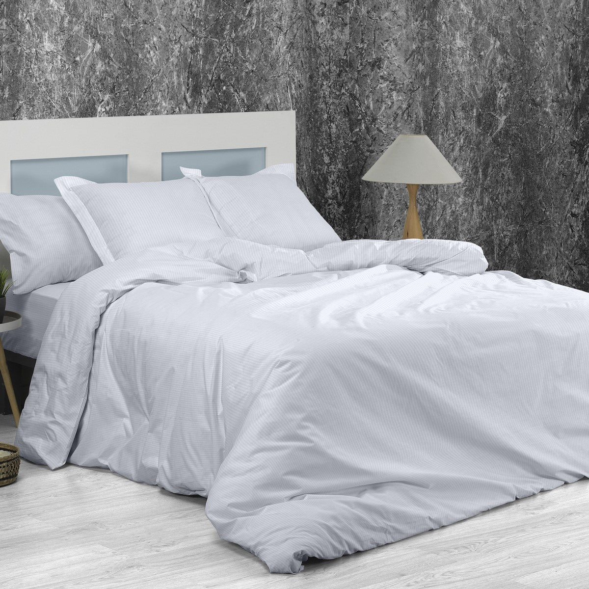 Funda nórdica satén listado blanco escena de cama