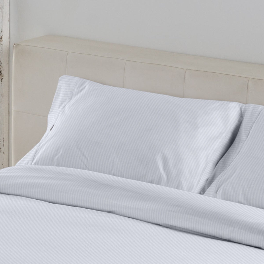 Funda de almohada satén listado blanco escena de cama