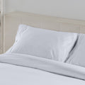 Funda de almohada satén listado blanco escena de cama