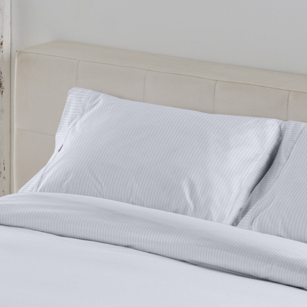 Funda de almohada satén listado blanco escena de cama