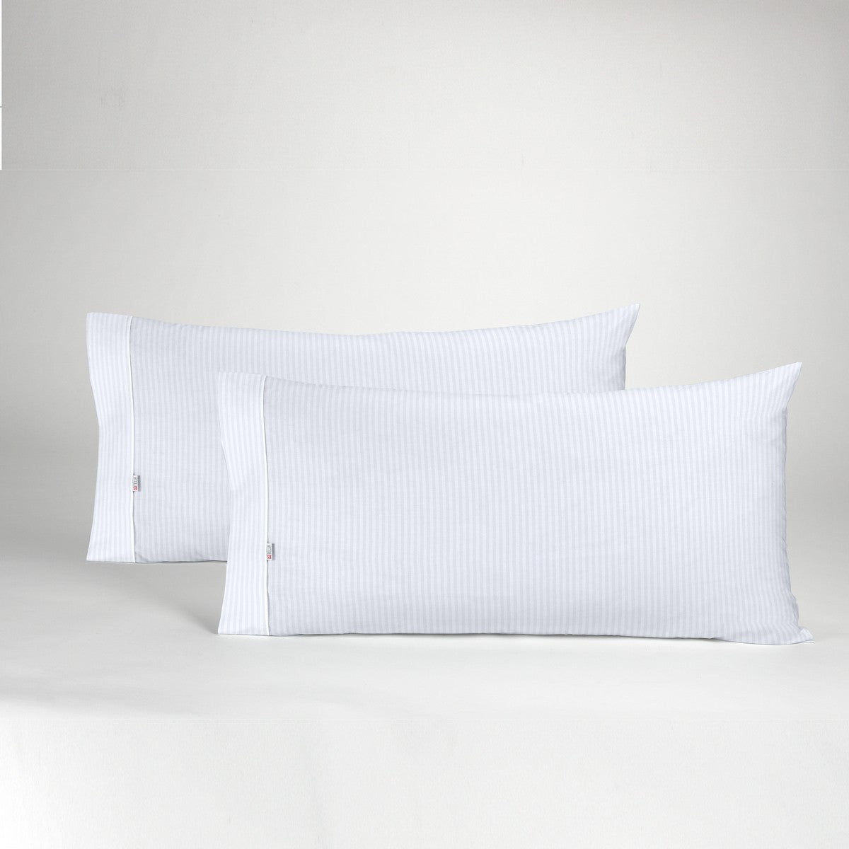 Funda de almohada satén listado blanco abertura en una boca
