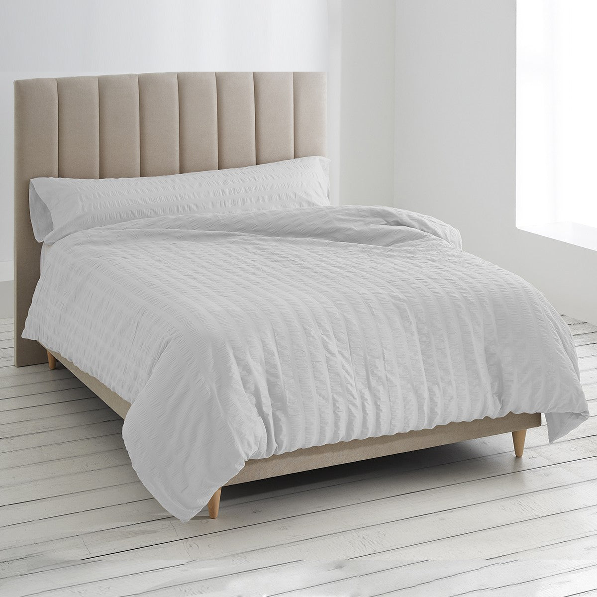 Dúo funda nórdica + almohada aman blanco escena de cama