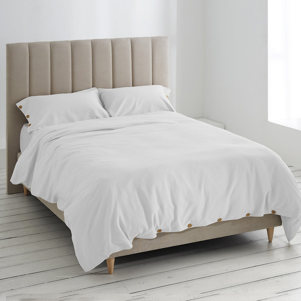 Dúo funda nórdica + almohada con botones suiza blanco escena cama
