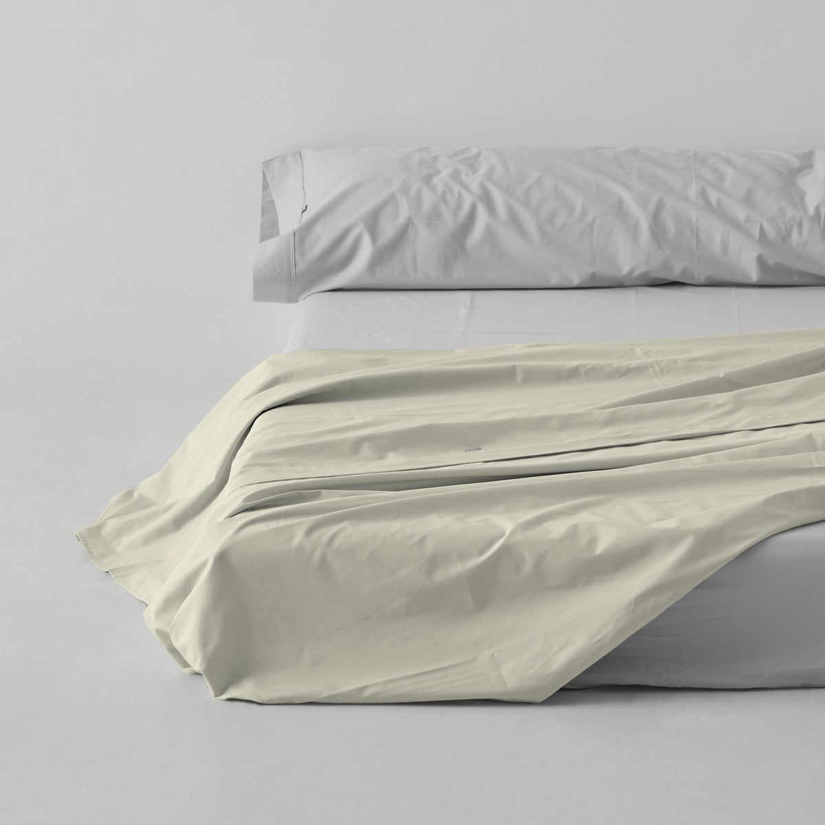 Sábana encimera algodón poliéster crema escena de cama