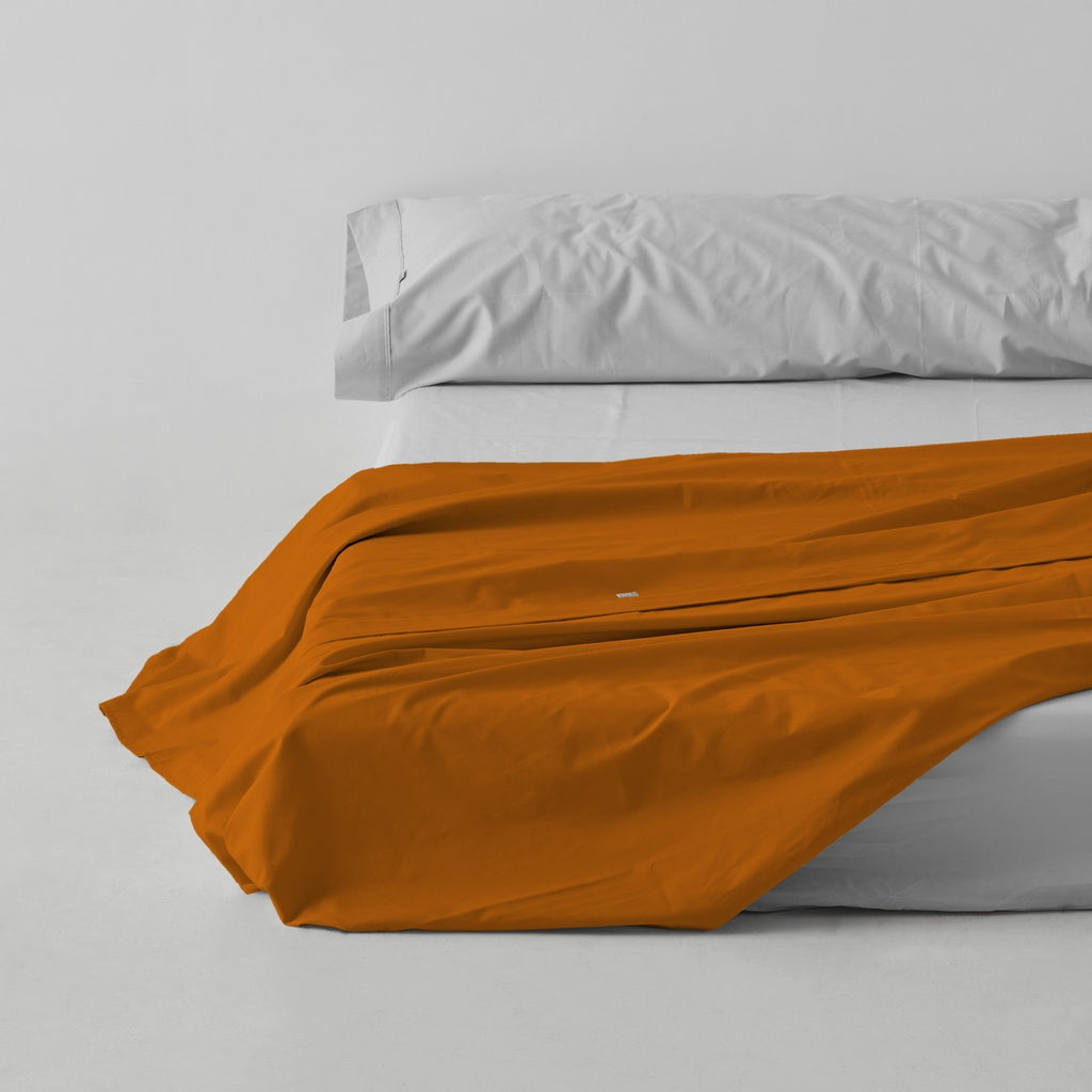 Sábana encimera algodón poliéster ocre escena de cama