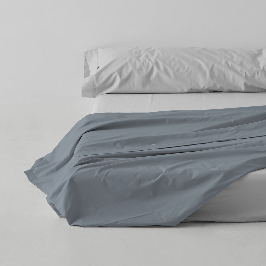 Sábana encimera algodón acero escena de cama