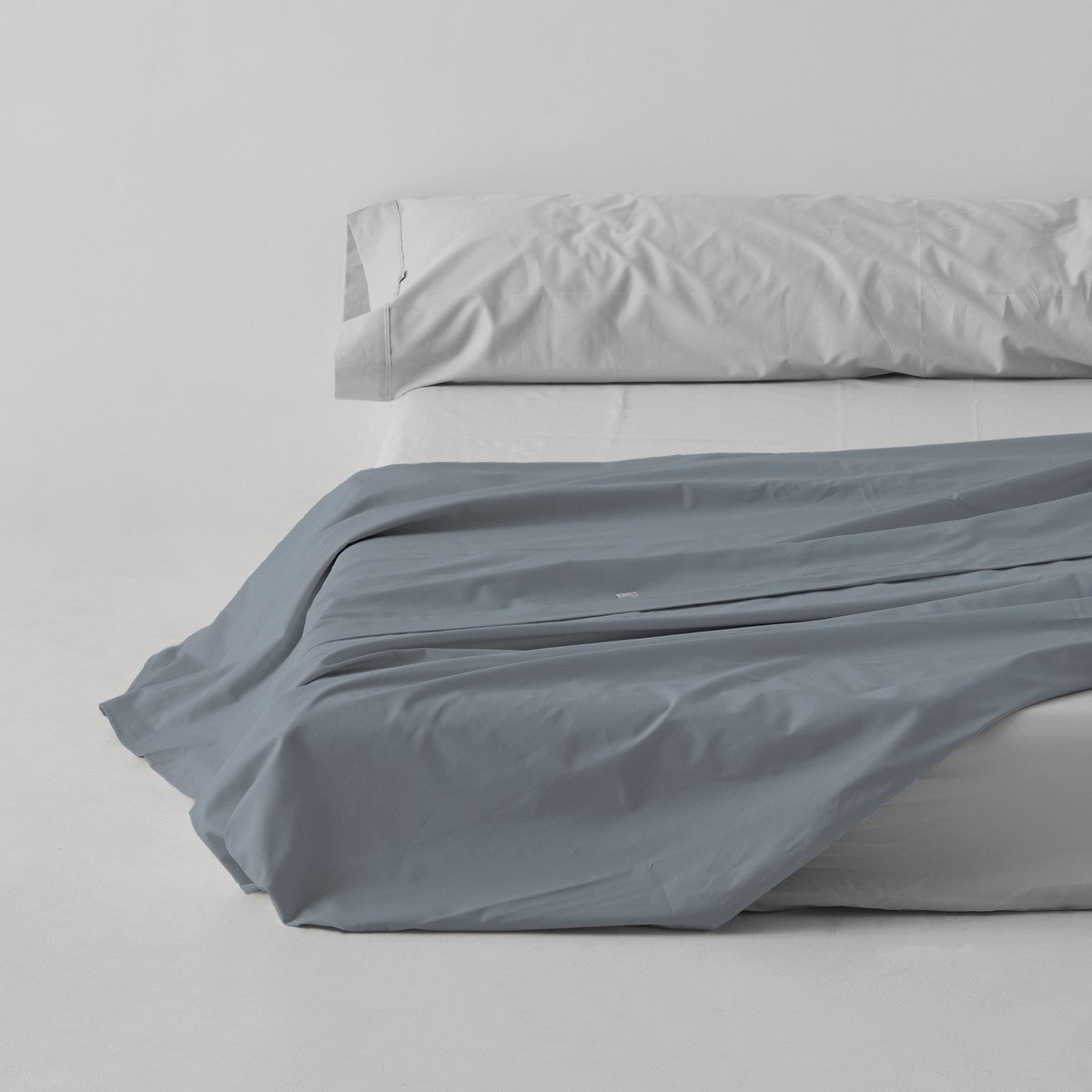 Sábana encimera algodón acero escena de cama