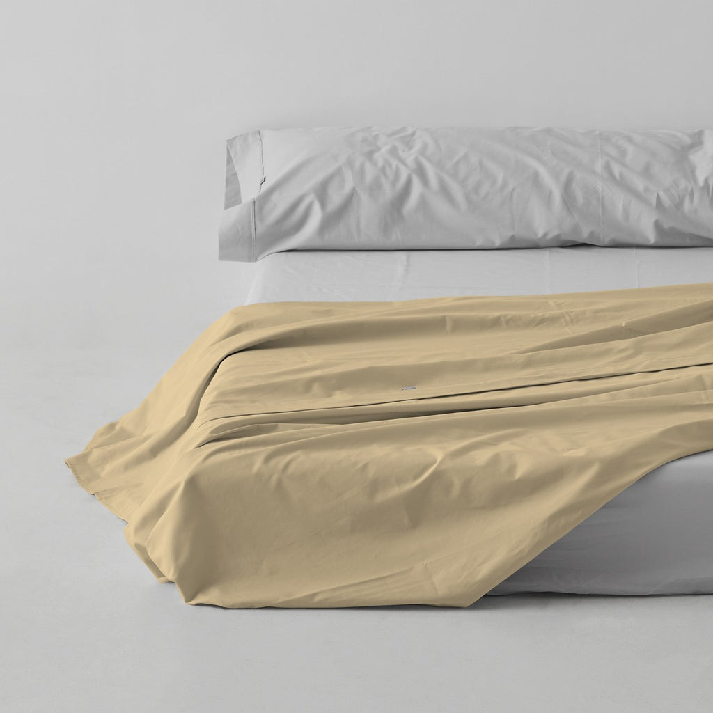 Sábana encimera algodón beige escena de cama