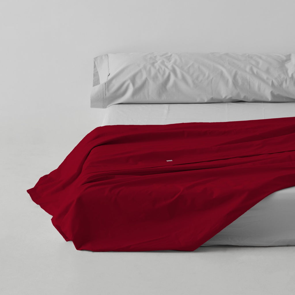 Sábana encimera algodón burdeos escena de cama