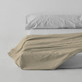 Sábana encimera algodón camel escena de cama