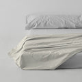Sábana encimera algodón crema escena de cama