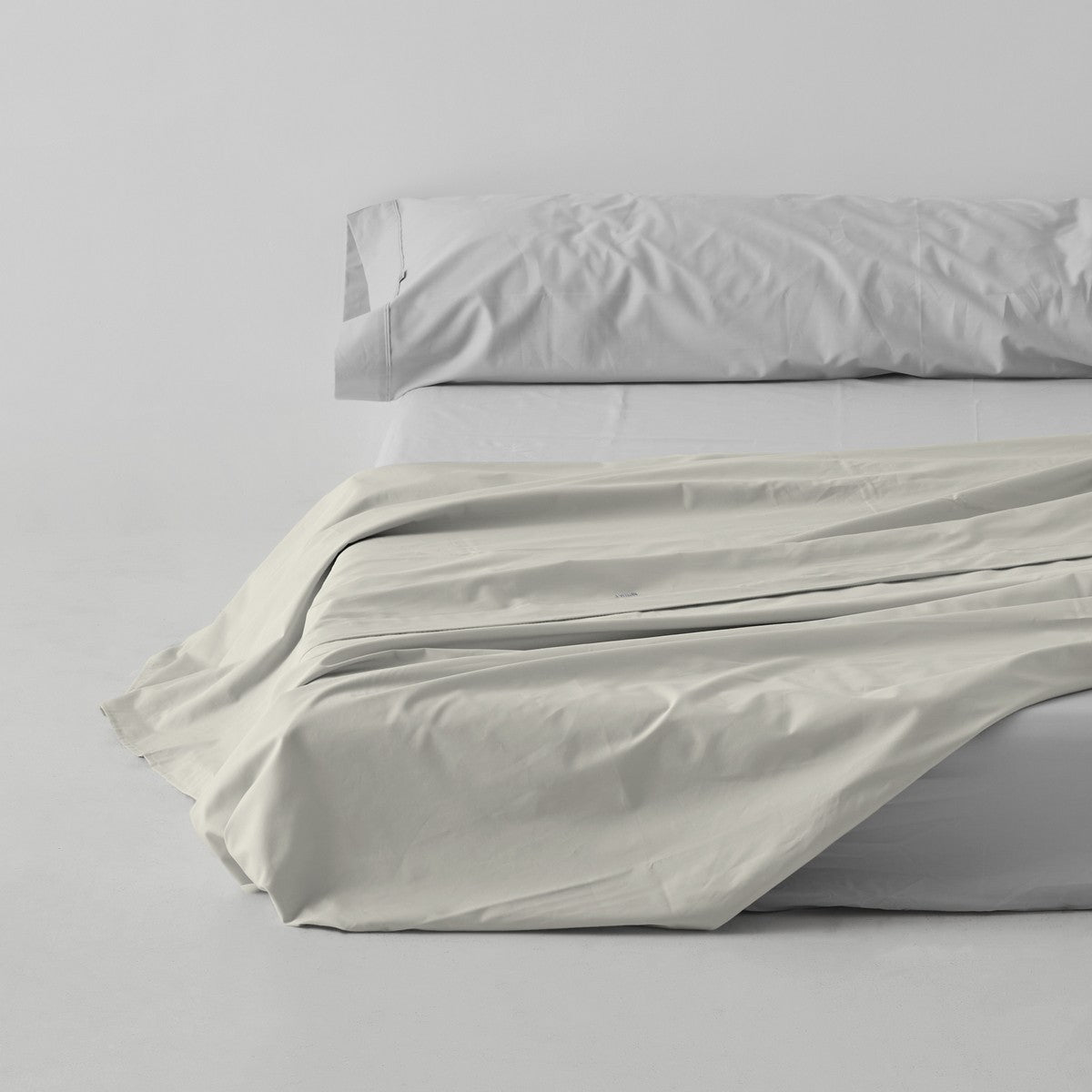 Sábana encimera algodón crema escena de cama