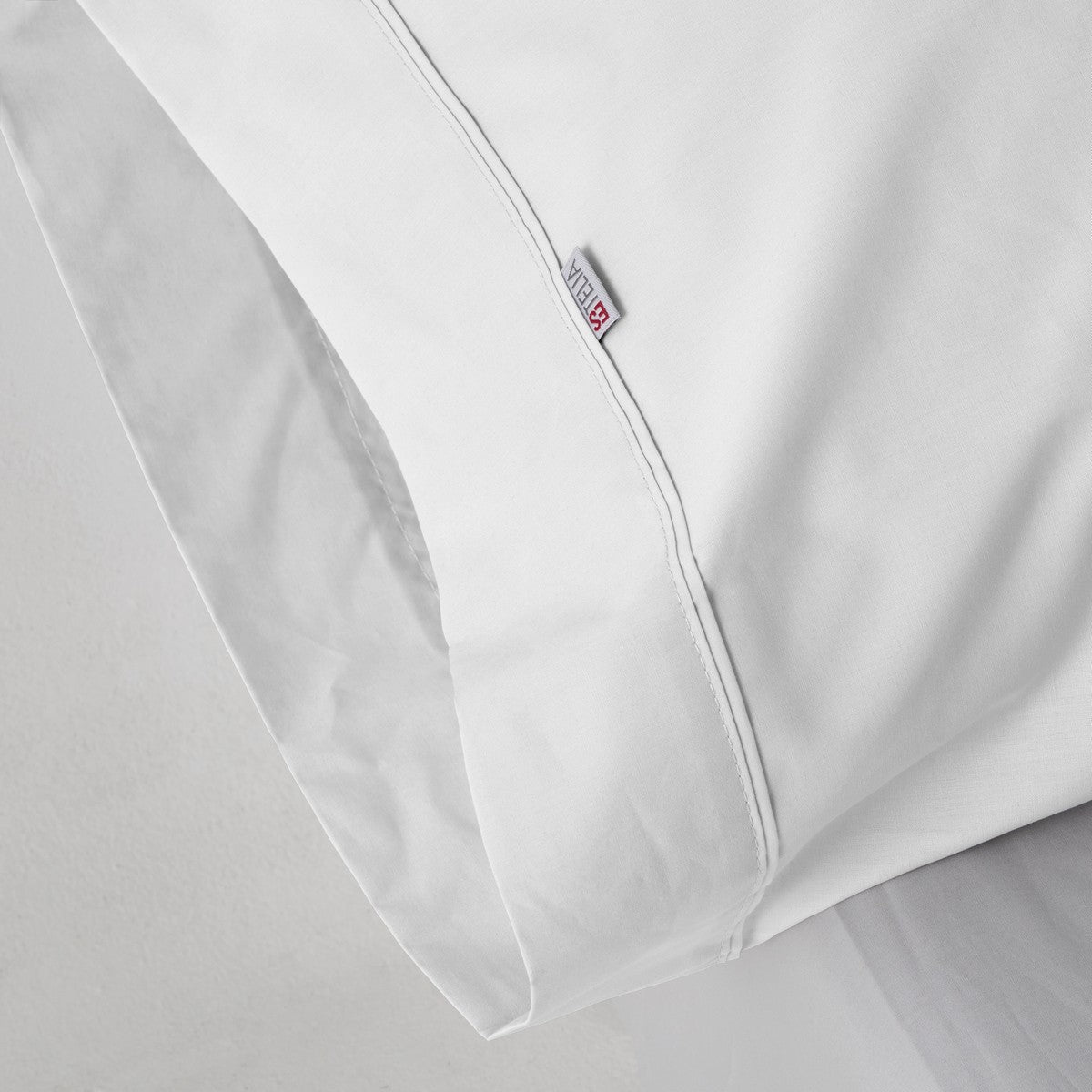 Funda de almohada satén blanco detalle