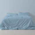 Funda nórdica lisa algodón azul celeste escena de cama