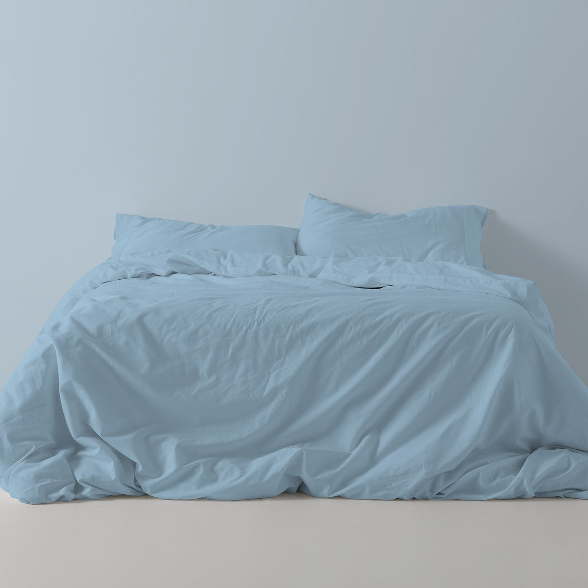 Funda nórdica lisa algodón azul celeste escena de cama