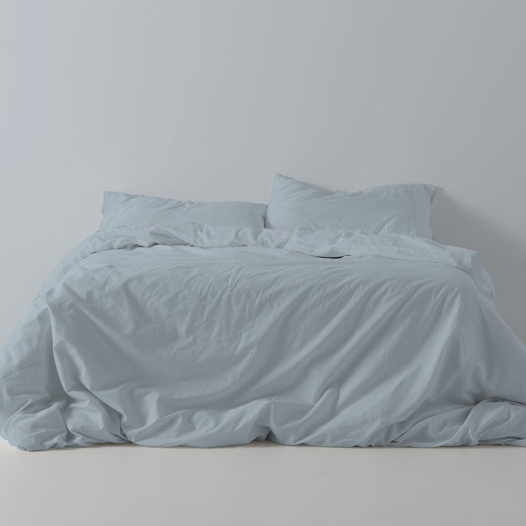 Funda nórdica lisa algodón plata escena de cama