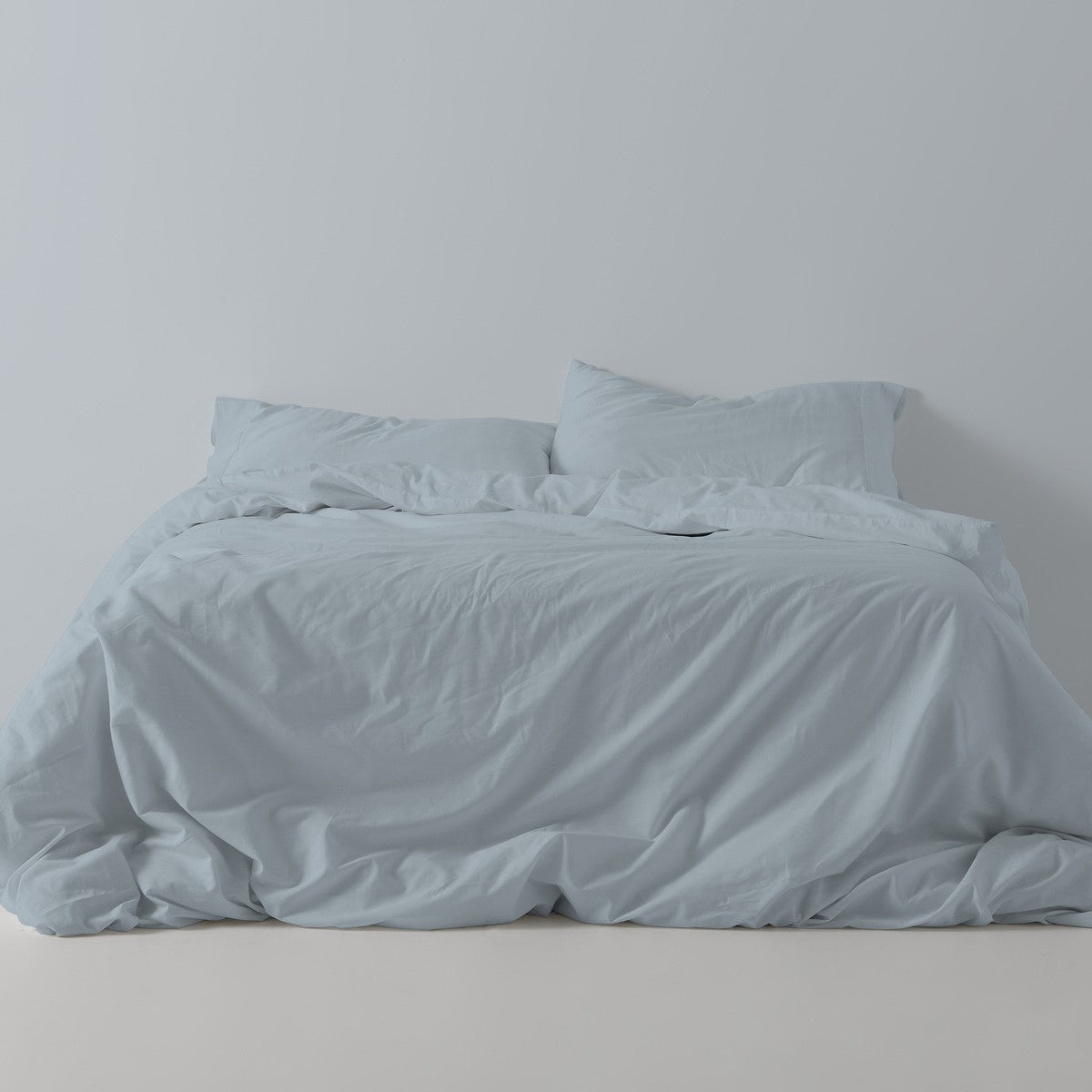 Funda nórdica lisa algodón plata escena de cama