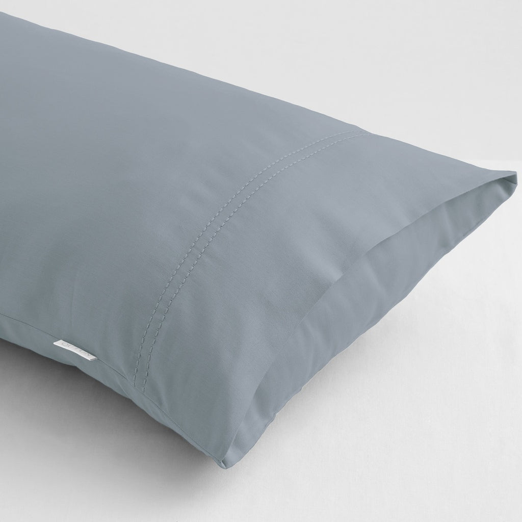 Funda almohada algodón orgánico con doble pespunte color ceniza - Qutun - Detalle de doble pespunte