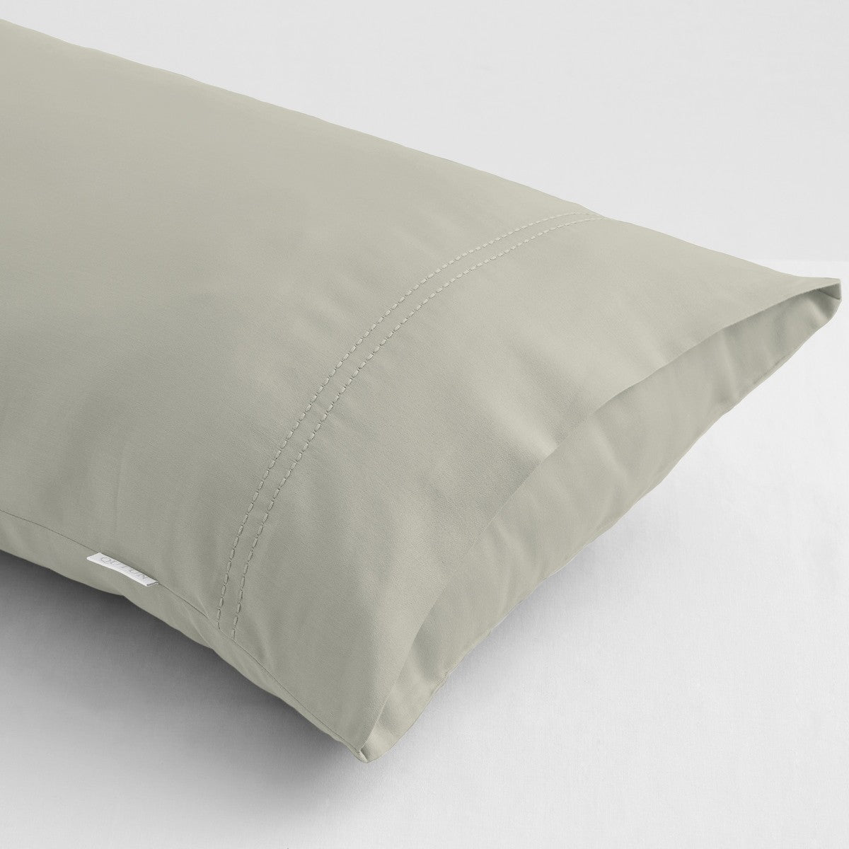 Funda almohada algodón orgánico con doble pespunte color topo - Qutun - Detalle de doble pespunte