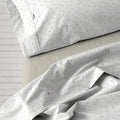 Juego de sábanas Íber piedra escena de cama detalle dibujo