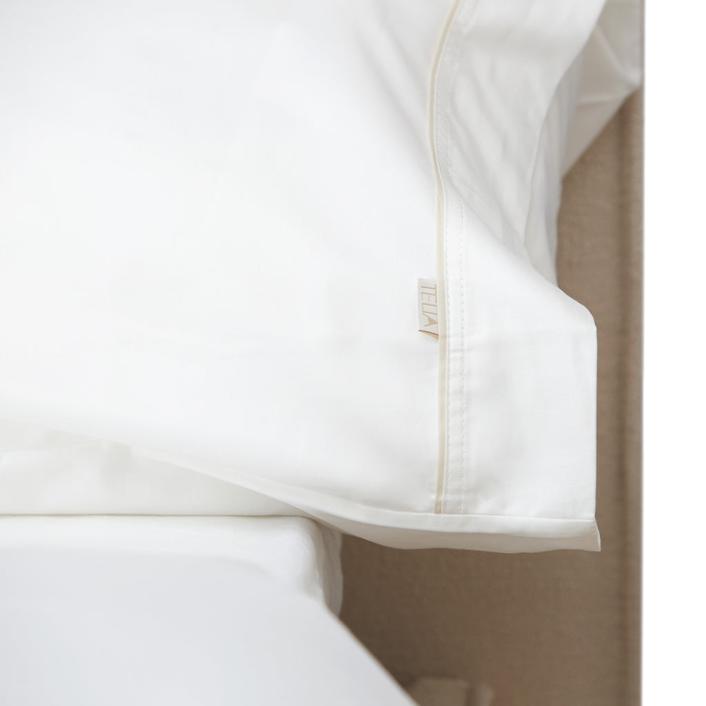 Funda de almohada algodón 600 hilos blanco cierre en tapa y solapa bies hueso detalle